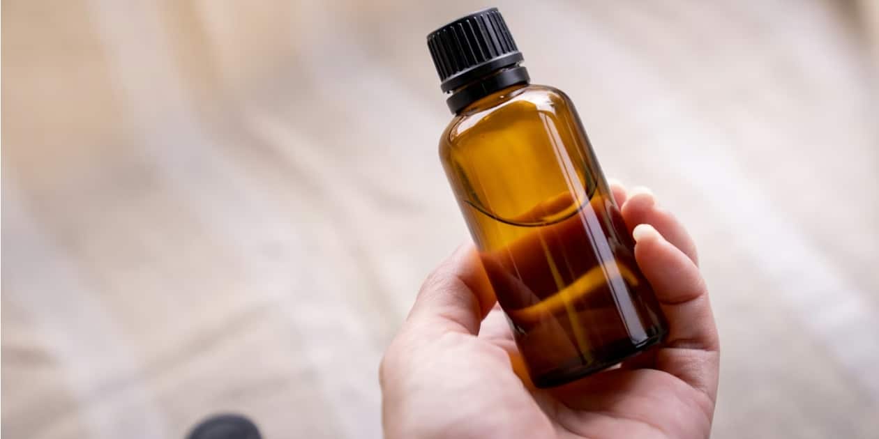 معرفی بهترین روغن برای ماساژ صورت 3 معرفی بهترین روغن برای ماساژ صورت