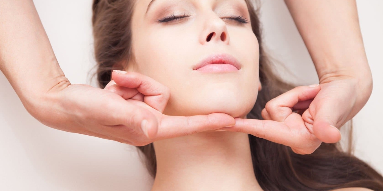 نواحی برای ماساژ برای از بین بردن غبغب